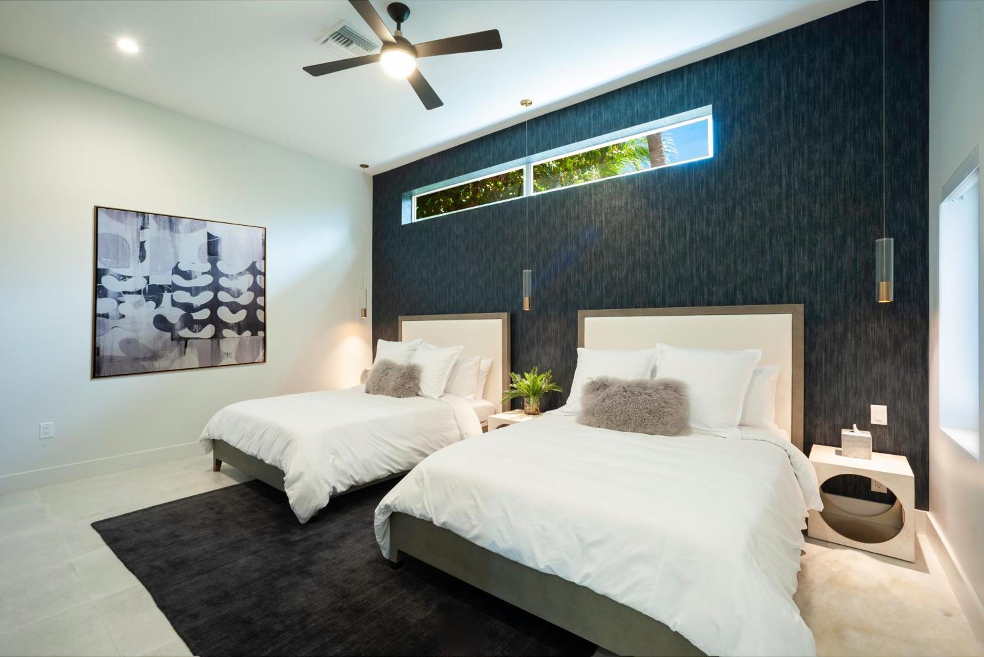 Black Urchin Boutique Resort Bodden Town Bilik gambar